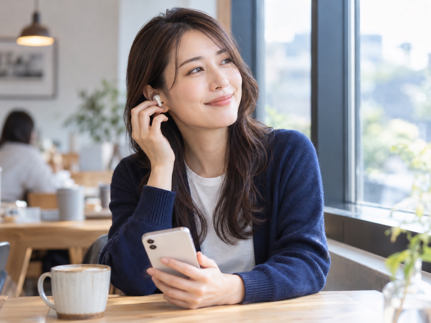 女性がイヤホンで声の会話を楽しむイメージ