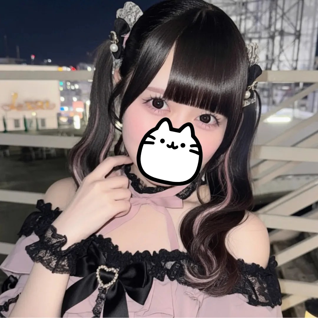 夜の街で撮影された人物のポートレート