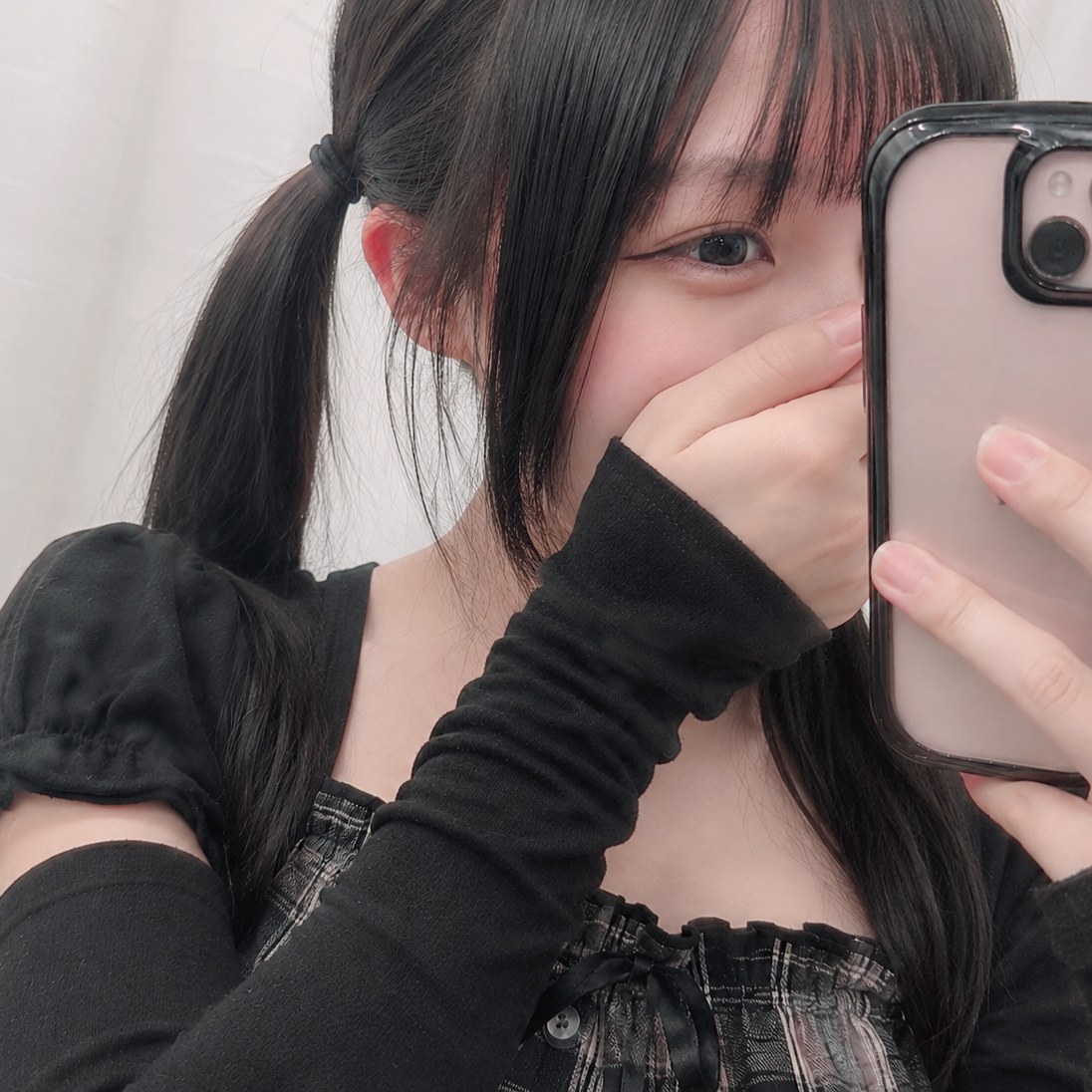 スマートフォンを手にした人物